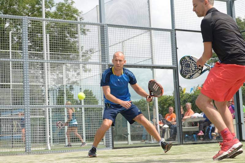 Arjen Robben die op het punt staat een bal te slaan tijdens een potje padel