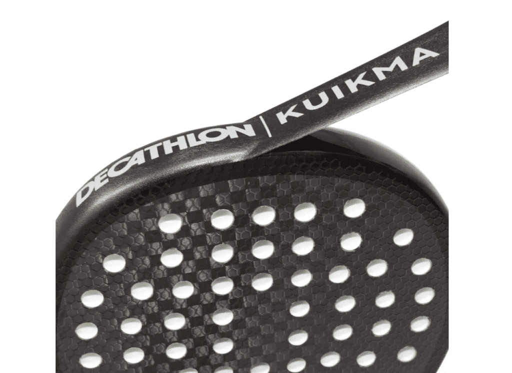 Decathlon padel racket protection tape op een zwart padel racket 