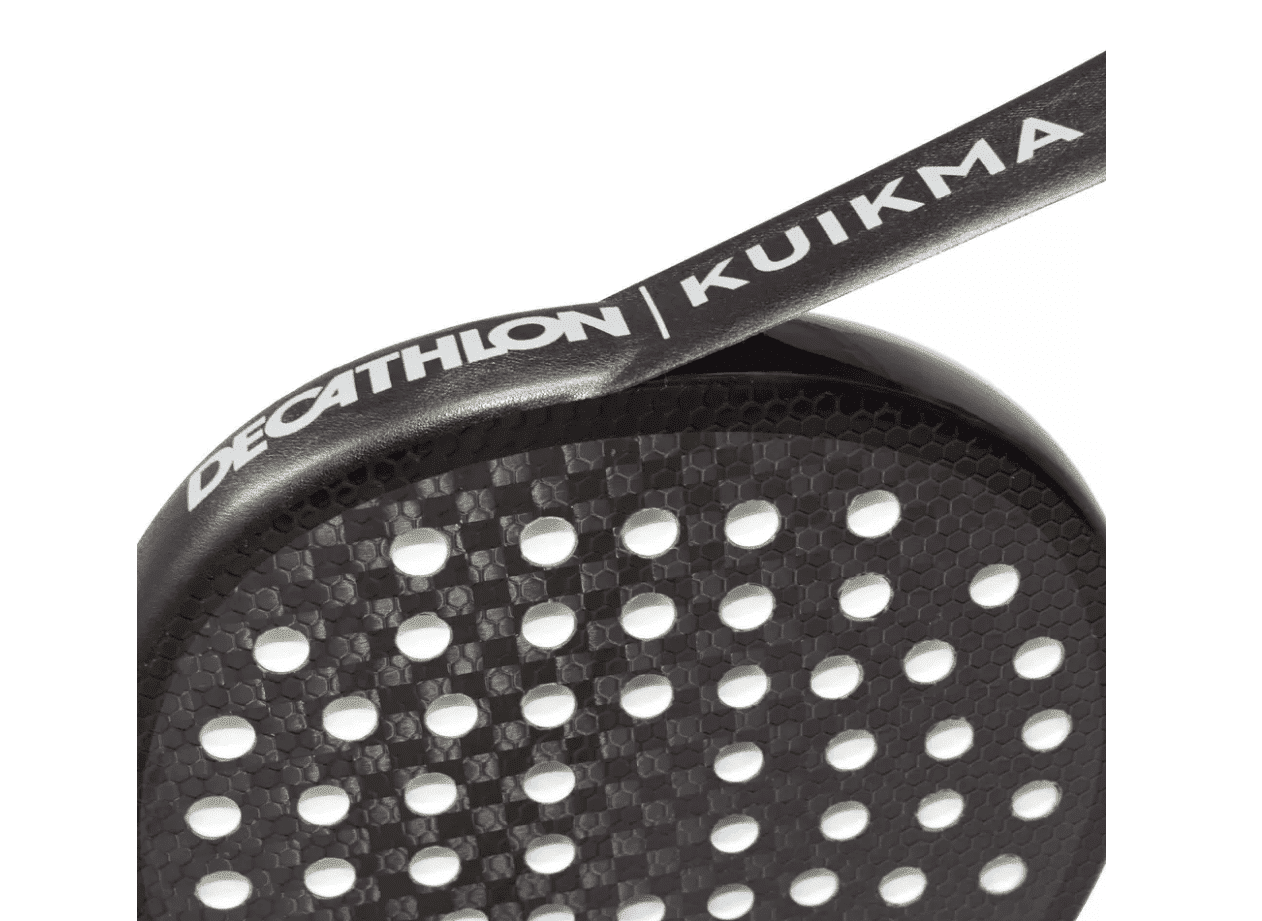 Afbeelding van een padelracket waar padel racket protection tape op bevestigd is ter bescherming