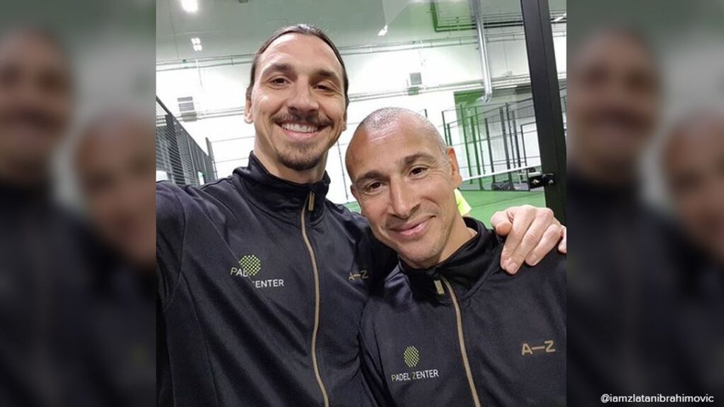 Zlatan Ibrahimovic en Henkrik Larsson die een selfie nemen op een padelbaan in het Padel Zenter