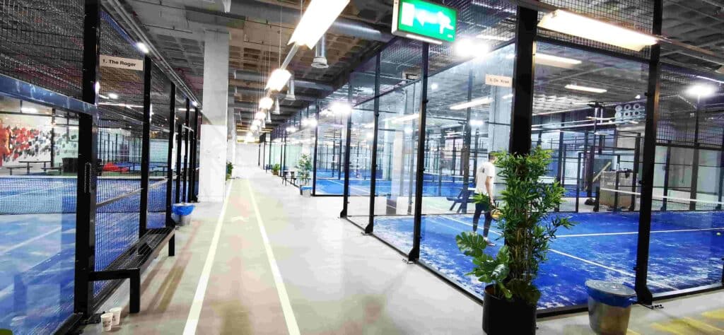 B-Amsterdam indoor padel club met meerdere banen zichtbaar