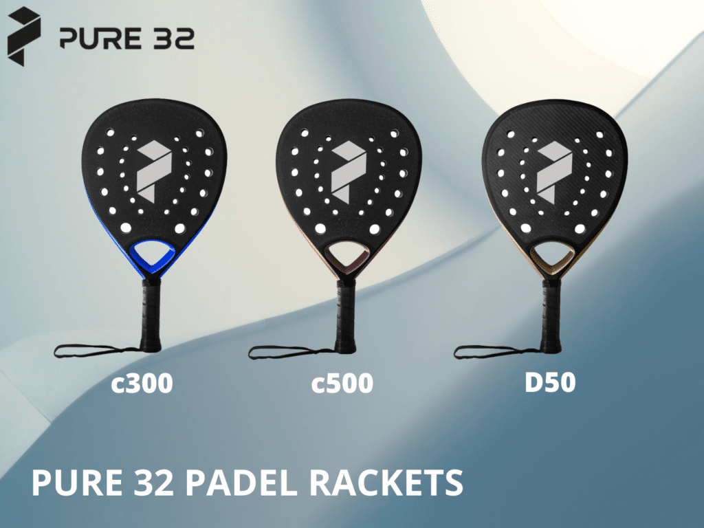 Een foto van de Pure 32 padel rackets op een rijtje. De c300 in het zwart met blauw, de c500 in zwart met bordeaux en de D50 in het zwart met goud