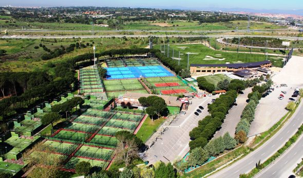 Drone foto van Club El Estudiante in Madrid met veel padelbanen en tennisbanen. Overdag genomen. Club El Estudiante is de allergrootste padelclub ter wereld